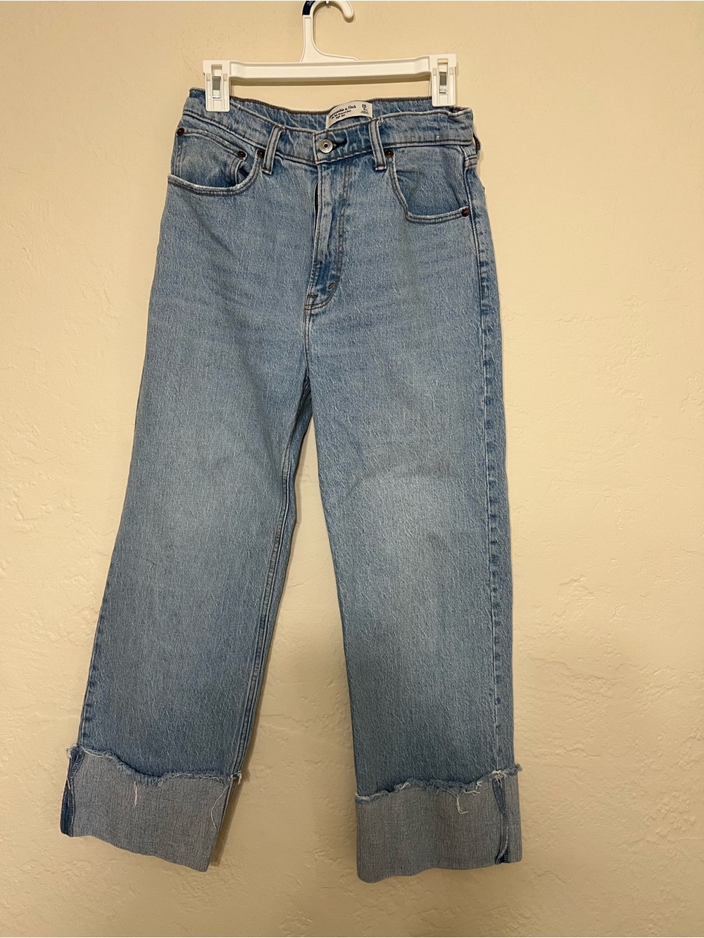 Abercrombie & Fitch 90’s Relaxed Jean High Rise Cuffed Jeans